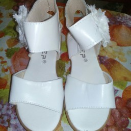 Продам новые босоножки на девочку