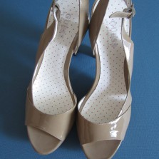 новые фирменные босоножки 40-41 размер(10 м по американским размерам)