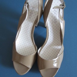 новые фирменные босоножки 40-41 размер(10 м по американским размерам)