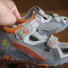 В наличии босоножки для мальчика кожа 27, 28р