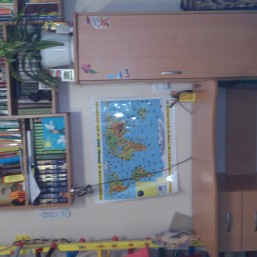 стол письменный для школьника с пеналом