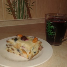 десерт с заварным кремом и фруктами