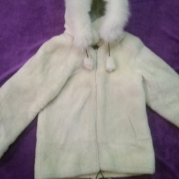 Мутоновая шуба с капюшоном из песца