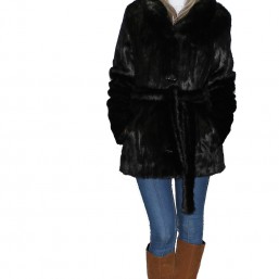 Продается короткая шубка черного цвета по цене от производителя