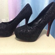 Новые черные туфли 