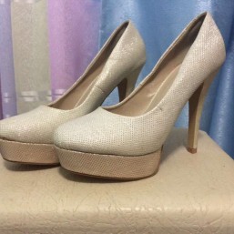 Новые бежевые туфли 