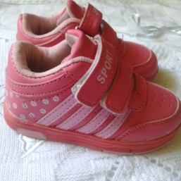 Крассовки для девочки, как новые