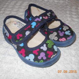 Комнатные тапочки и кроссовочки в отличном состоянии!