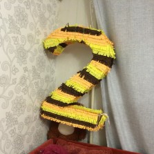 Цифра два, пиньята