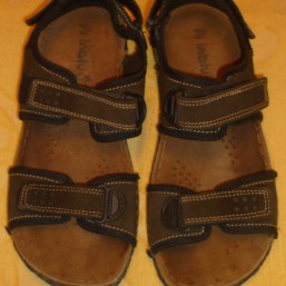 Продам кожаные сандалии 40 разм.