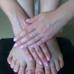 Акция! Успей записаться на аппаратный педикюр до конца ноября и получи СПА или покрытие гель-лаком в подарок!