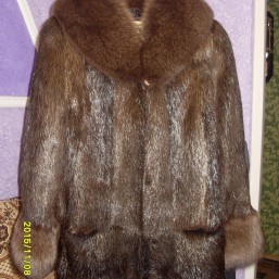 ШУБА из меха НУТРИИ очень красивая фабричная натуральная с песцовым ворот.