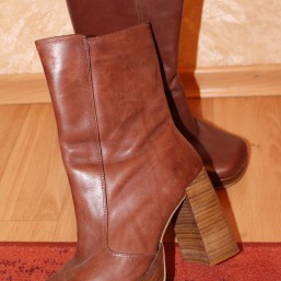 Стильные сапожки.