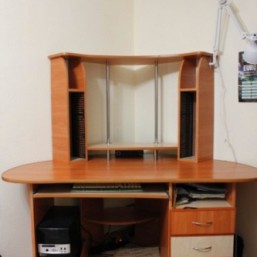 Угловой вместительный стол