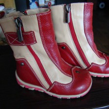 Симпатичные кожаные сапожки 20-го размера