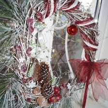 Новогодний венок в тонах марсала