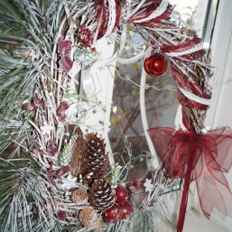 Новогодний венок в тонах марсала