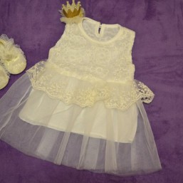 Для вашей принцессы. При покупки платья и пинеток заколка в подарок.