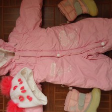 Комбинезон и шапка.