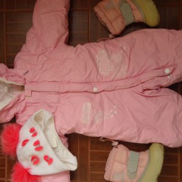 Комбинезон и шапка.