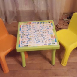 Стол и стулья