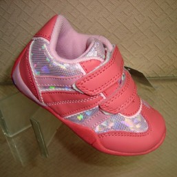 Стилевые кроссовки для девочки