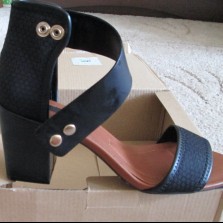 Продам босоножки Stradivarius новые