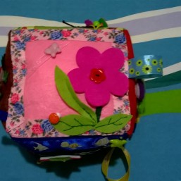 Развивающий кубик из фетра