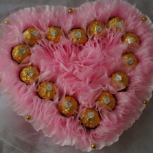 Композиция из конфет в корзине. Подарок близким.