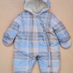 Демисезонный фирменный комбинезон.