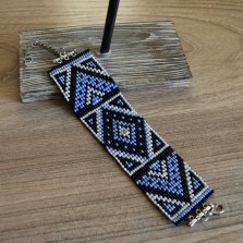 Выразительный браслет из бисера