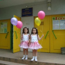 платья на выпускной в саду