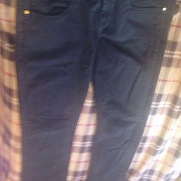 модные зауженные джинсы