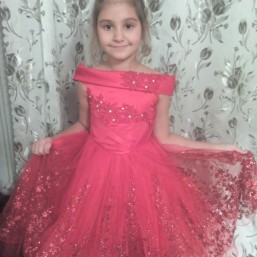 Нарядное платье на выпускной в сад