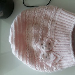 Красивая нежная демисезонная шапочка для девочки