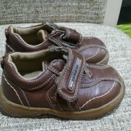 продаю кожаные туфли для мальчика 24 размера