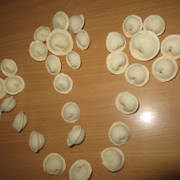 домашние пельмени, вареники, котлеты, лапша