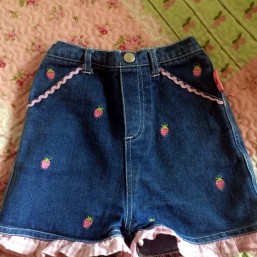  Джинсовые шортики с клубничками на девочку