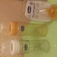 Две бутылки Chicco б/у+две новые соски 