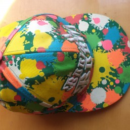 яркая кепка  с прямым козырьком