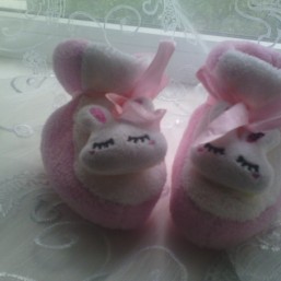 Красивые пинетки и шапочка для девочки