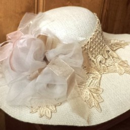 шляпа с большими полями с декором