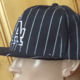 круглая кепка с прямым козырьком -черная 