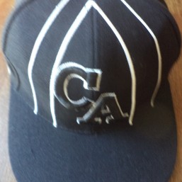 черная кепка с прямым козырьком -белая полоса 