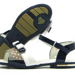 Очень много сандалий, босоножек детских для всех возрастов