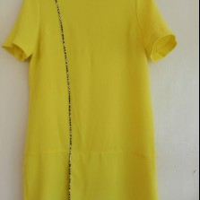 Лимонное платице свободного кроя с разрезом спереди