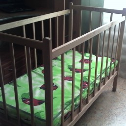 Детская кроватка с матрасом.