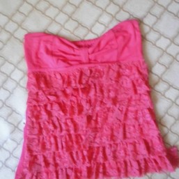 Нарядная майка топик коралового цвета. Хорошее состояние, одета пару раз. Без пятен