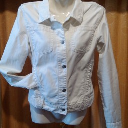 Белая джинсовая куртка, размер 46