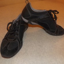 продам осенние кроссовки 40 размера